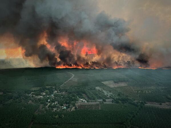 Вид с воздуха на зону лесного пожара недалеко от Сен-Мань (Франция) - Sputnik Кыргызстан