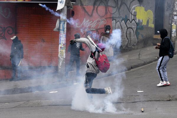 Столкновения митингующих c полицией в Ла-Пасе (Боливия) - Sputnik Кыргызстан