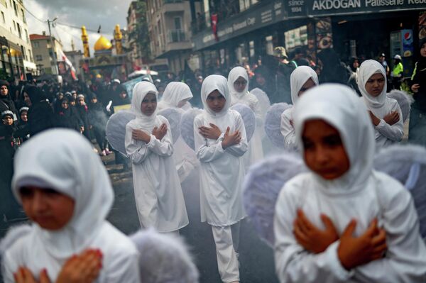 Мусульмане-шииты во время ритуала Ашура в Стамбуле (Турция) - Sputnik Кыргызстан