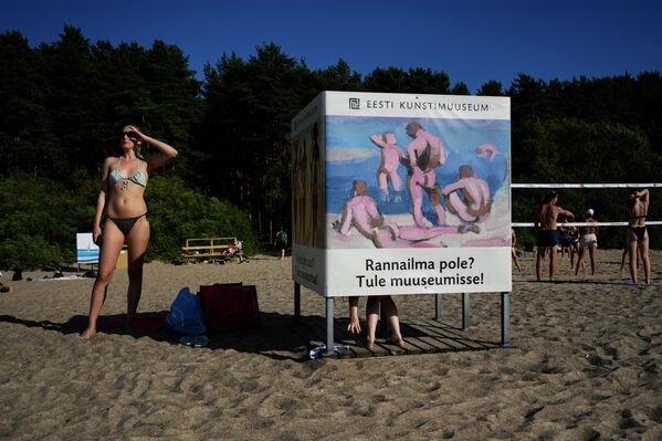 Женщина на пляже Пирита в Таллине (Эстония) - Sputnik Кыргызстан