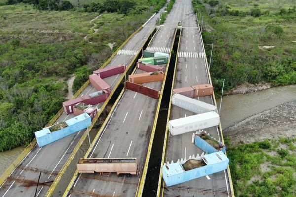 Вид с воздуха на контейнеры, блокирующие движение по международному мосту Тиендитас на границе Колумбии и Венсуэлы - Sputnik Кыргызстан