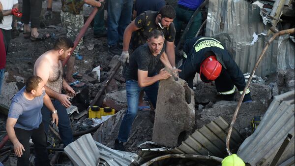Местные жители продолжают разбор завалов на месте взрыва у торгового центра Сурмалу в Ереване. - Sputnik Кыргызстан
