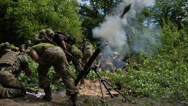 Украинские военные стреляют миномета в Харьковской области - Sputnik Кыргызстан