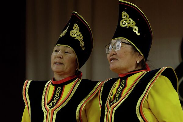 Исполнительницы алтайских песен во время концерта  - Sputnik Кыргызстан