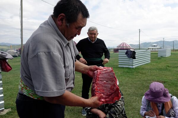 Членам экспедиции продемонстрировали древний способ забоя барана путем перерезания аорты и приготовления кровяной колбасы - Sputnik Кыргызстан