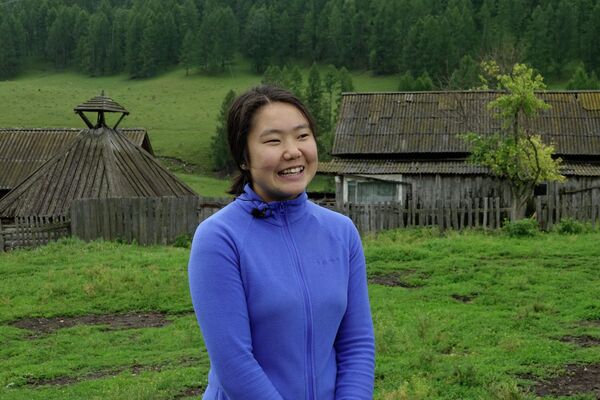 Девушка на фоне традиционного жилья алтайцев - Sputnik Кыргызстан