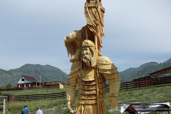 Скульптура из дерева, изготовленная алтайскими мастерами - Sputnik Кыргызстан