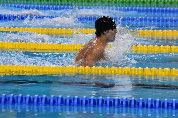 Пловец Денис Петрашов завоевал золотую медаль на дистанции 100 метров брассом на Играх исламской солидарности - Sputnik Кыргызстан