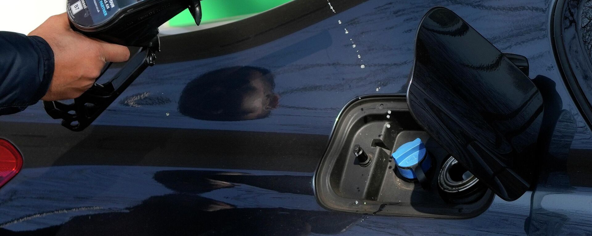 Водитель заправляет автомобиль.  - Sputnik Кыргызстан, 1920, 07.01.2026