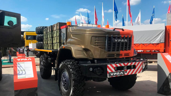 Армия-2022: айдоочусуз жүргөн автоунаа, өзү сүзгөн суу алдындагы кеме. Видео - Sputnik Кыргызстан