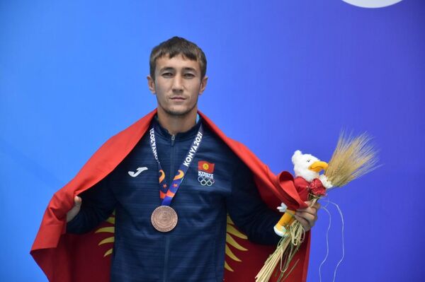 Дагы бир ата мекендик спортчу Аброр Хакимов 71 килограммга чейинки салмак ченинде коло медалдын ээси болду - Sputnik Кыргызстан