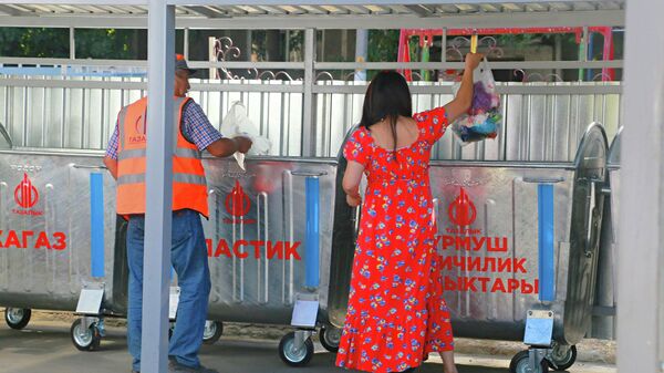 Женщина выносит мусор в Бишкеке. Архивное фото - Sputnik Кыргызстан