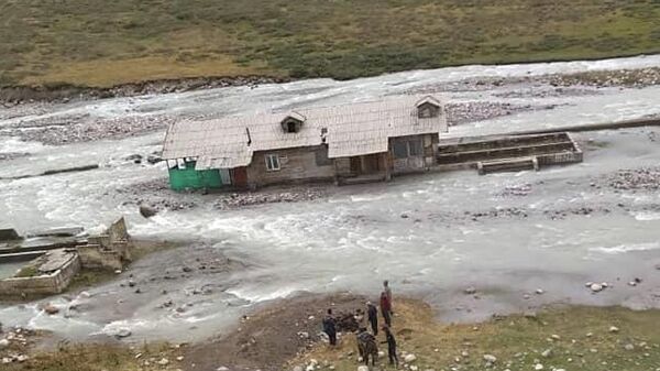 Дом оказался в середине реки на Иссык-Куле - Sputnik Кыргызстан