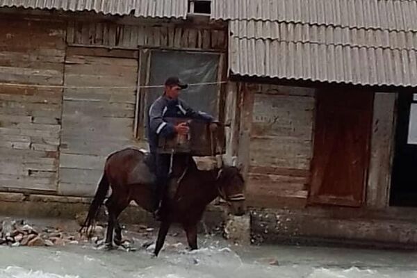 В Иссык-Кульской области жилой дом оказался посреди реки в результате схода гравийной массы - Sputnik Кыргызстан