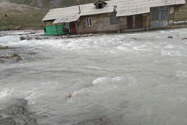 Сошедший с гор гравий изменил русло реки Балгарт в долине Жылуу Суу на джайлоо Сырт - Sputnik Кыргызстан
