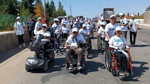 Пеший марш людей с ОВЗ в Чолпон-Ате - Sputnik Кыргызстан