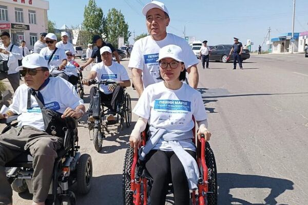 Министр труда, социального обеспечения и миграции КР Кудайберген Базарбаев дал старт пешему маршу людей с ограниченными возможностями здоровья - Sputnik Кыргызстан