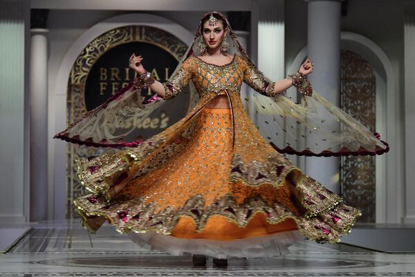 Модель во время показа свадебной моды в Карачи (Пакистан) - Sputnik Кыргызстан