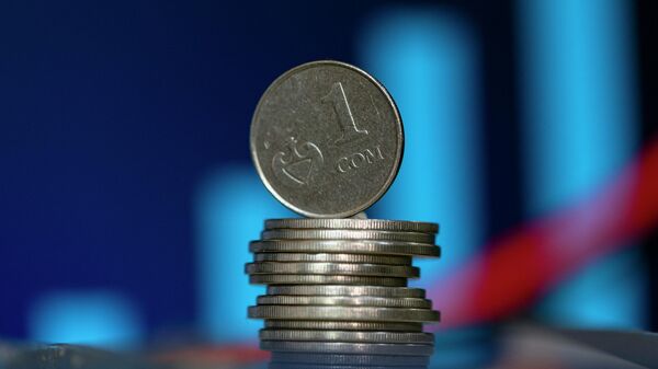 Монета номиналом один сом на фоне графика. Иллюстративное фото - Sputnik Кыргызстан