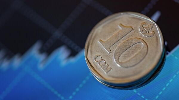 Десятисомовая монета на фоне графика. Иллюстративное фото - Sputnik Кыргызстан