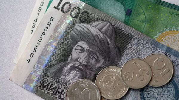 Сомовые купюры и монеты. Архивное фото  - Sputnik Кыргызстан