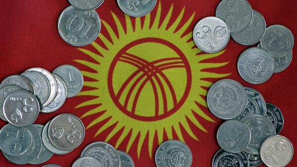 Сомовые монеты на фоне флага КР. Иллюстративное фото - Sputnik Кыргызстан