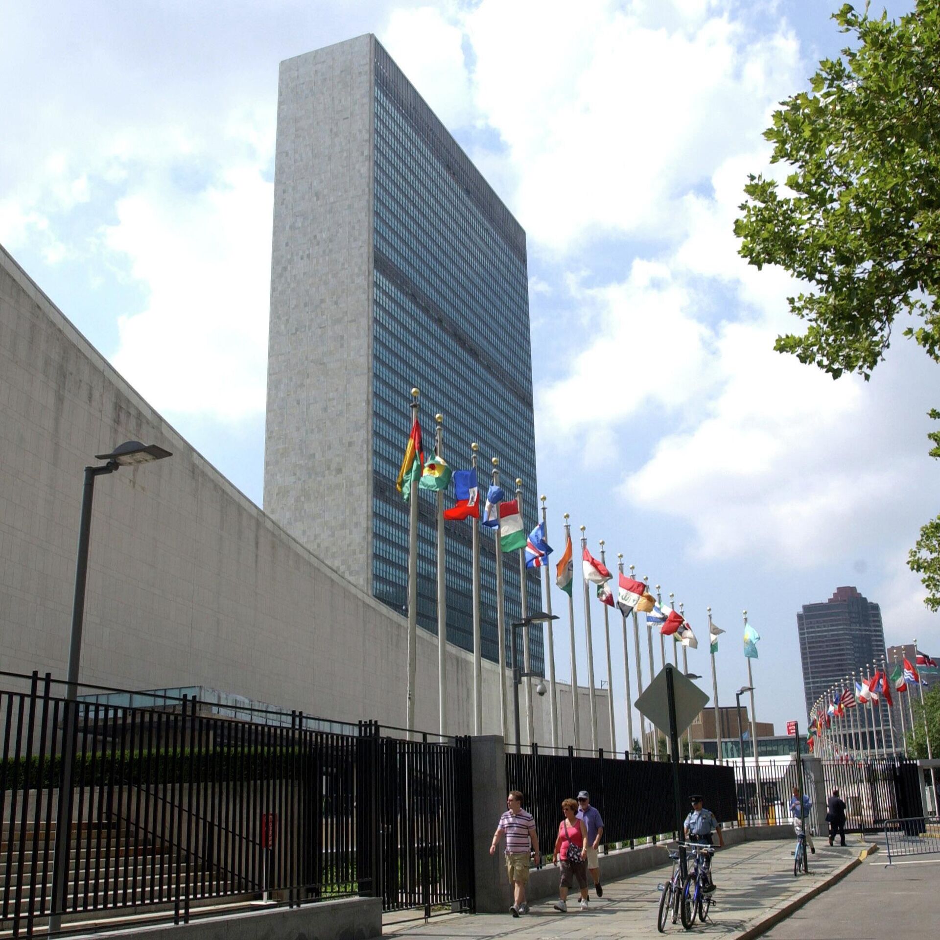 Город штаб квартиры оон. Штаб-квартира ООН В Нью-Йорке. Здание ООН В Нью-Йорке. Штаб-квартира ООН В Нью-Йорке Оскар Нимейер. Здание Генеральной Ассамблеи ООН В Нью-Йорке.