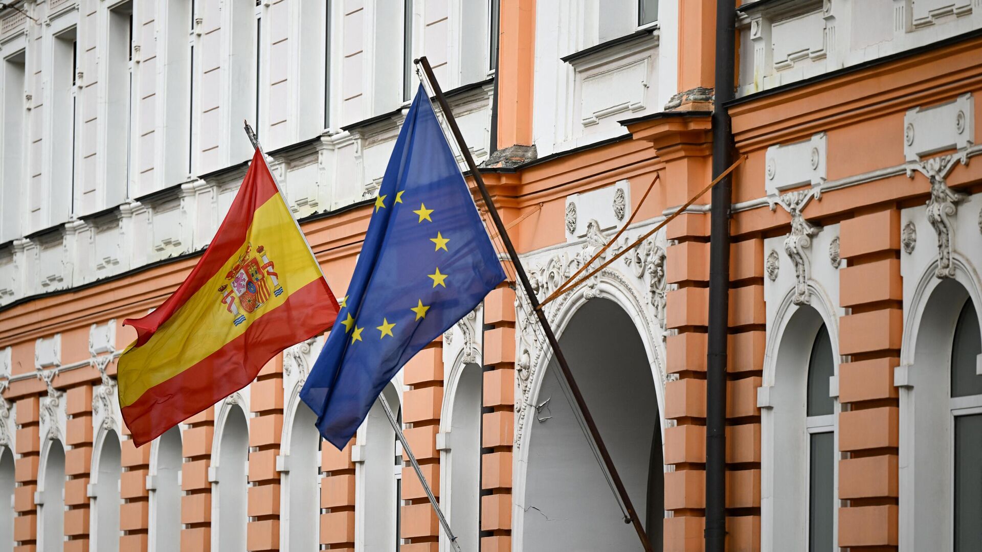 Флаги Испании и Евросоюза. Архивное фото - Sputnik Кыргызстан, 1920, 20.08.2022