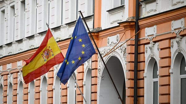 Флаги Испании и Евросоюза. Архивное фото - Sputnik Кыргызстан