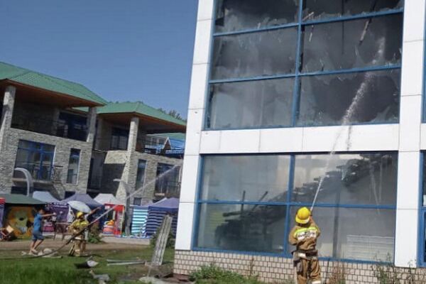 Сгорело двухэтажное здание, площадь возгорания составила 496 квадратных метров. Обошлось без пострадавших. - Sputnik Кыргызстан
