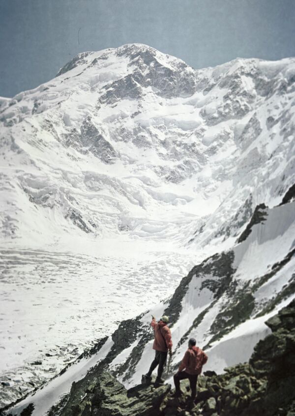Альпинисттер Победа чокусуна чыгуунун маршрутуна көз салууда, 1972-жыл - Sputnik Кыргызстан