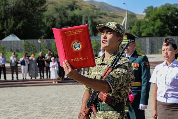 Сегодня курсанты принесли присягу в мемориальном комплексе &quot;Ата-Бейит&quot; - Sputnik Кыргызстан