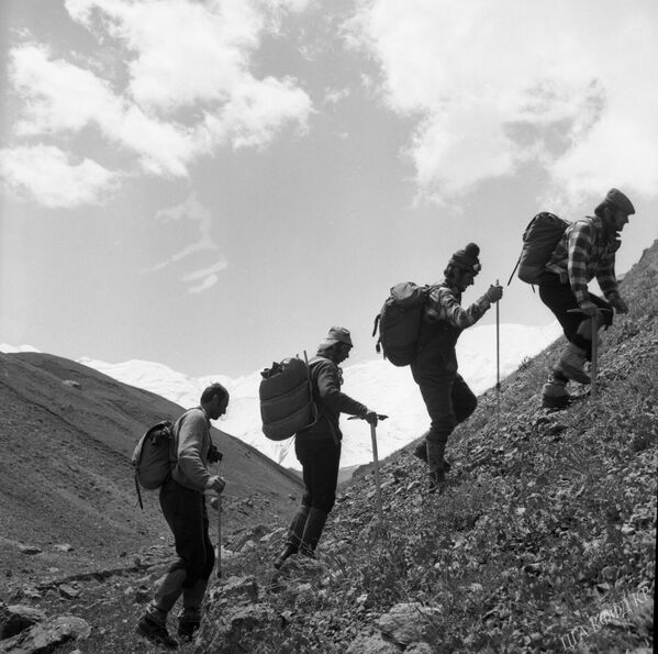 Чехословакиялык альпинисттер Ленин чокусуна бара жаткан учур. 1975-жыл - Sputnik Кыргызстан