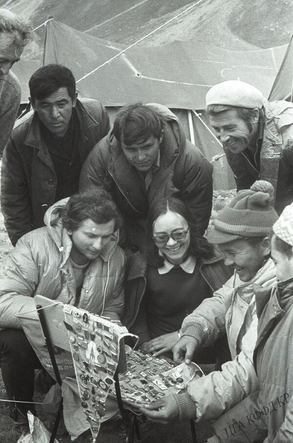 Иностранные и кыргызские альпинисты на привале, 1974 год - Sputnik Кыргызстан