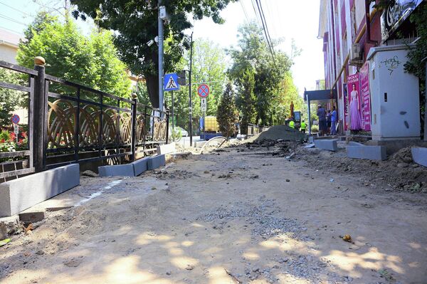Быйыл калаада 38 көчөнүн тротуарларын реконструкциялоо пландалганы белгиленди. - Sputnik Кыргызстан
