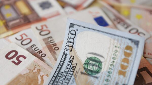 Денежные купюры в долларах и евро. Архивное фото  - Sputnik Кыргызстан