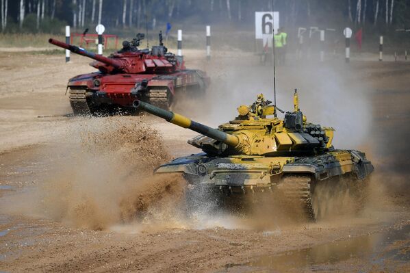 Танки Т-72Б3 команды военнослужащих России (слева) и танк Т-72БМЭ Беларуси на дистанции индивидуальной гонки  - Sputnik Кыргызстан