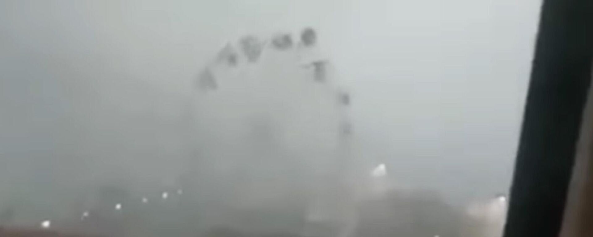Ураганный ветер раскрутил колесо обозрения до бешеной скорости — видео - Sputnik Кыргызстан, 1920, 21.08.2022