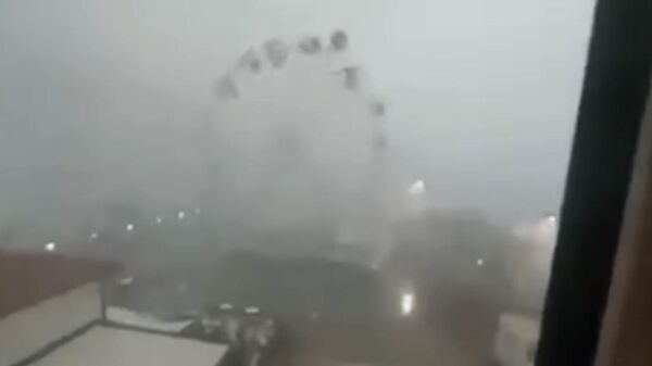 Ураганный ветер раскрутил колесо обозрения до бешеной скорости — видео - Sputnik Кыргызстан