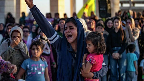 Женщина оплакивает гибель пяти бойцов Сирийских демократических сил, погибших днем ​​ранее в результате удара турецкого беспилотника по северо-восточному сирийскому городу Амуда в провинции Хасака - Sputnik Кыргызстан