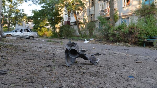 Донецктеги райондорун бирине түшкөн снаряд. Архивдик сүрөт - Sputnik Кыргызстан