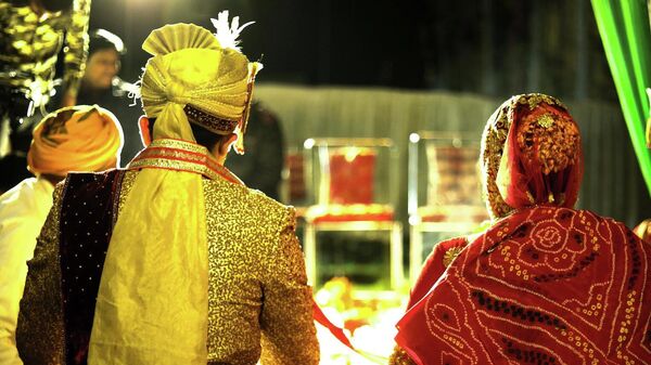 Жених и невеста во время свадьбы в Индии. Иллюстративное фото - Sputnik Кыргызстан