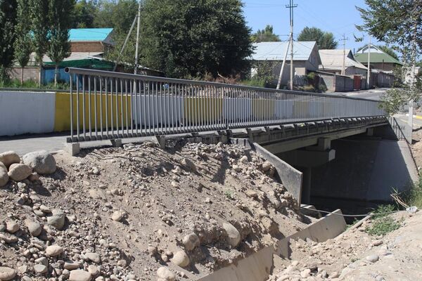 В Бишкеке завершают строительство моста через реку Аламудун в жилмассиве &quot;Эне-Сай&quot;, - Sputnik Кыргызстан