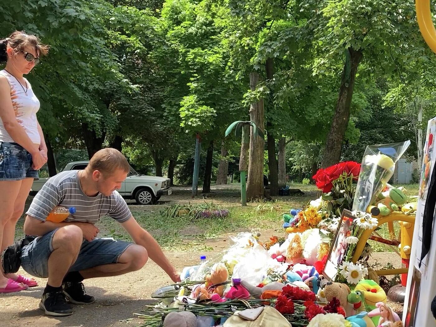 Вышли во двор и увидели страшное — об ударе ВСУ по детской площадке. Видео  - 24.08.2022, Sputnik Кыргызстан