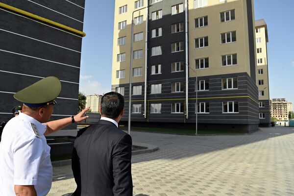 Президент Садыр Жапаров сегодня вручил ключи от новых квартир в Бишкеке сотрудникам органов национальной безопасности - Sputnik Кыргызстан