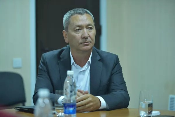 Глава кабмина представил нового президента компании Алмаза Барыктабасова коллективу - Sputnik Кыргызстан