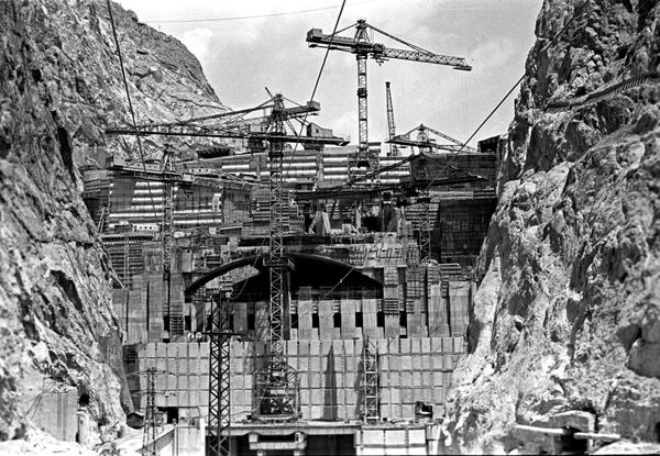 Токтогул ГЭСин салууда 70 кабаттуу үйдүн бийиктигиндей плотина курулган, 1974-жыл - Sputnik Кыргызстан