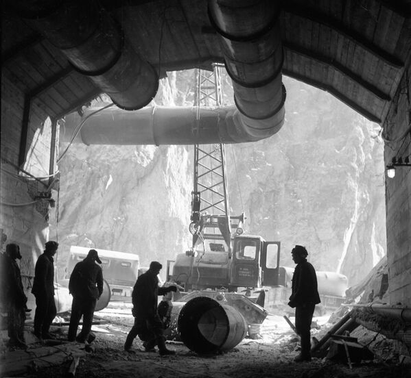 Нарын дарыясына курулган ГЭСтердин биринде тоннель салган куруучулар, 1965-жыл - Sputnik Кыргызстан