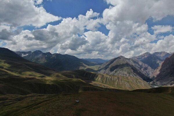 Как уточняется, команда фонда отправилась на юг Нарынской области, где раскинулась протяженная долина Арпа - Sputnik Кыргызстан