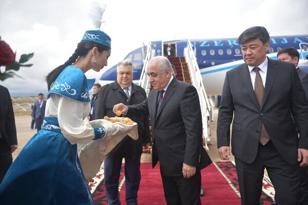 В качестве гостя прилетел премьер Азербайджана Али Асадов. - Sputnik Кыргызстан